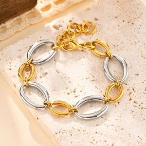 Détail du bracelet à maillons bicolore or et argent en acier inoxydable avec fermoir