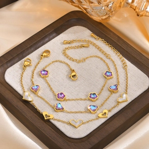 Goldenes Edelstahl-Herz- und Blumenarmband-Set mit weißem Muschel-Charm auf Seide