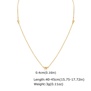 Détail du collier à billes dorées montrant la longueur de 40-45cm et les billes