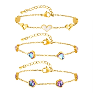 Goldenes Edelstahl-Armband-Set mit weißem Emaille-Herz und lila Kristallblüten