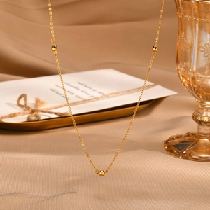 Collier en Acier Inoxydable Or pour Femmes Collier Chaîne Élégant Avec Trois Perles Facettées et Pendentif Coeur Bijoux Mode Réglables