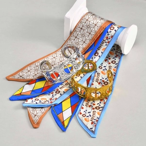 Detailansicht von gehämmerten Hohlarmreifen in Gold und Silber mit Seidenschals