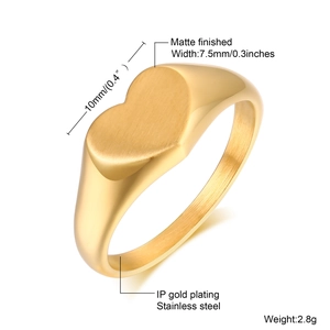Vue détaillée de la bague coeur en acier inoxydable avec dimensions et fini doré mat