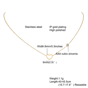 Vue détaillée du collier coeur en acier plaqué or 18K avec dimensions et détails zircon