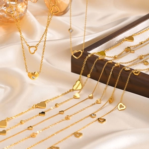 Colliers élégants avec pendentif cœur doré et zircons sur soie et bois raffinés