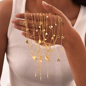 Colliers en acier inoxydable doré avec pendentifs cœur et zircons sur un mannequin
