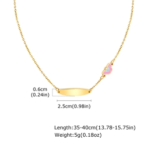 Detailansicht der goldenen Schmetterlingskette mit rosa Emaille und Maßen