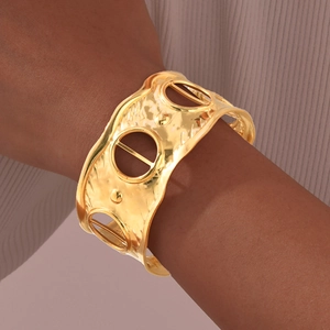 Vintage goldener Edelstahl-Armreif mit Hammerschlag-Textur und geometrischen Ausschnitten
