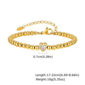 Detail van gouden kralenarmband met 0,7cm hartbedeltje en verstelbare 17-22cm karabijnsluiting