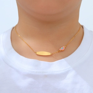 Detailansicht der Kinderkette mit Gravurplatte und farbenfrohem Emaille-Schmetterlingsanhänger
