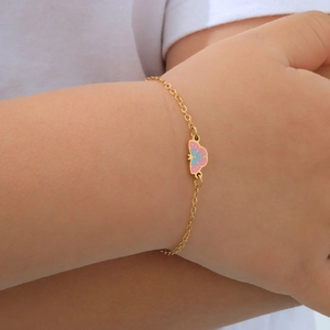 Goldenes Schmetterlingsarmband für Kinder mit rosa und blauem Emaille am Handgelenk