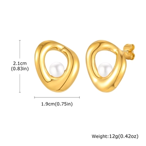 Dettaglio orecchini a perno con perla in oro 18K, dimensioni 2,1x1,9 cm, stile geometrico