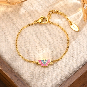 Detail van gouden vlinderarmband met K18-merk op verstelbare ketting en kreeftsluiting