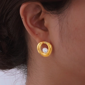 Orecchini a perno geometrici irregolari placcati in oro 18K con perla bianca elegante