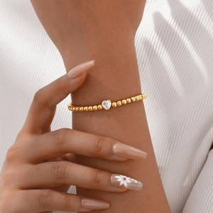 Gouden kralenarmband van roestvrij staal met hartvormige zirkoon hanger om de pols