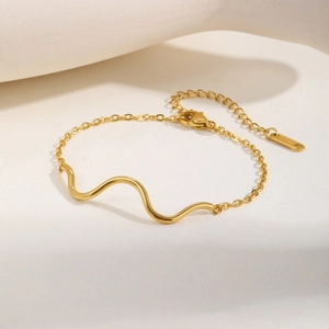 Minimalistisches goldenes Wellenarmband mit feiner Kette und verstellbarem Verschluss