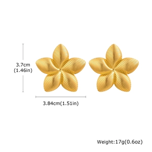 Gros plan de boucles d'oreilles fleurs dorées avec détails de 3,7 cm de haut et 3,84 cm