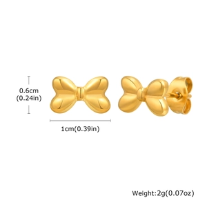 Vue détaillée des boucles d'oreilles papillon or 18K montrant les dimensions et le poids