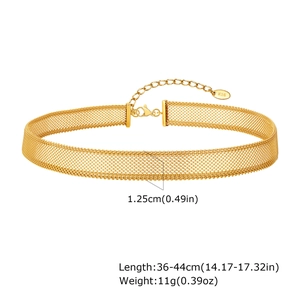 Detail der 18K Gold Mesh Choker Kette mit strukturierter Webart und K18 Anhänger