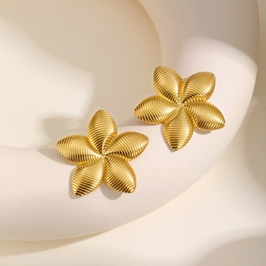 Boucles d'oreilles fleurs dorées avec pétales texturés sur support minimaliste