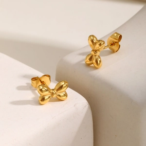 Boucles d'oreilles papillon minimalistes en or 18 carats pour femmes avec fini poli
