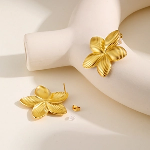 Boucles d'oreilles fleurs en acier inoxydable doré brossé avec texture élégante