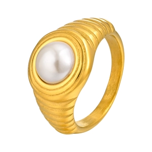 Bague large dorée avec rainures horizontales et perle blanche sur fond blanc pur