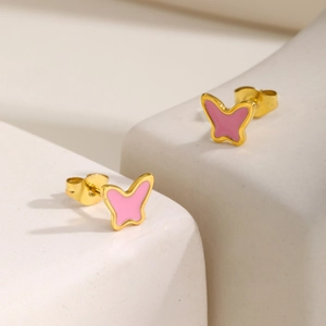 Orecchini a perno con farfalla rosa placcati oro e smalto su espositore color crema