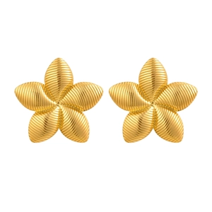 Boucles d'oreilles fleurs dorées à cinq pétales avec finition nervurée élégante
