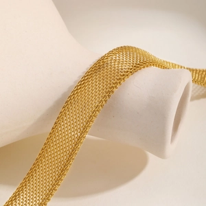 Detailansicht der goldenen Netz-Halskette mit gewebter Textur auf einer Vase