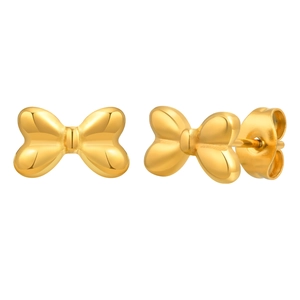 Boucles d'oreilles puces papillon minimalistes en or 18 carats pour femme sur fond blanc