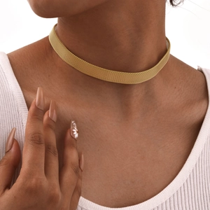 Detailaufnahme eines flexiblen goldenen Mesh-Chokers am Modell mit Metallstruktur