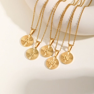 Collana Iniziale Rotonda in Acciaio Inossidabile per Donna Placcata in Oro con Pendente a Lettera A-Z con Trama a Raggiera