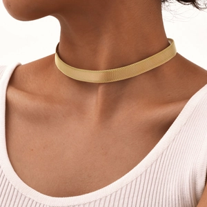 Flacher goldener Mesh-Choker für Damen an Model mit weißem geripptem Oberteil