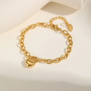 Dettaglio del bracciale a catena in acciaio inossidabile dorato con ciondolo a cuore