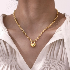 Primo piano della collana in acciaio inossidabile dorato con ciondolo a cuore e catena