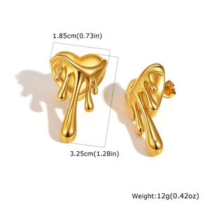 Détail de boucles d'oreilles cœur fondu doré avec dimensions 1,85 cm large et 3,25 cm haut
