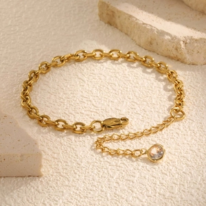 Klassisches goldenes Rolo-Kettenarmband für Damen mit funkelndem runden Zirkonia-Anhänger