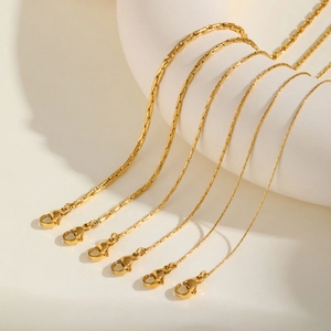 Set de seis collares dorados de acero inoxidable con varios estilos de eslabones
