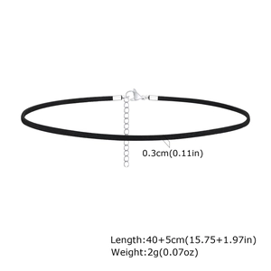 Dettaglio del choker in velluto nero da 0,3 cm con chiusura e catena in acciaio inossidabile