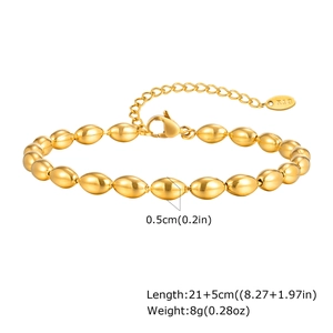 Detailaufnahme der goldenen Edelstahl-Perlenkette mit ovalen Perlen und K18 Gravur