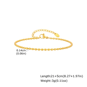 Detail der goldenen Kugelkette Fußkette mit Karabinerverschluss und K16-Anhänger auf Weiß