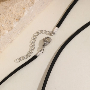 Dettaglio girocollo in velluto nero con chiusura a moschettone in argento e catenella regolabile