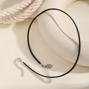 Girocollo minimalista in velluto nero con catena in acciaio inossidabile e chiusura regolabile