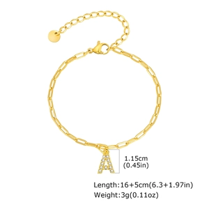Detail van gouden letter A armband met zirkonia en verstelbare karabijnsluiting