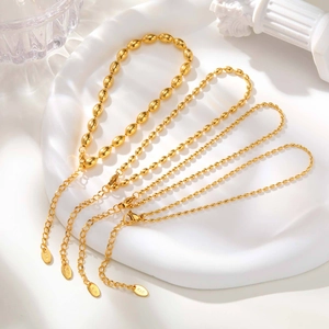 Minimalistische goldene Edelstahl-Fußkettchen mit ovalen Perlen und K18-Gravur-Anhänger