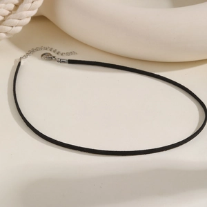 Dettaglio choker in velluto nero con catenella regolabile in acciaio inox e chiusura a moschettone
