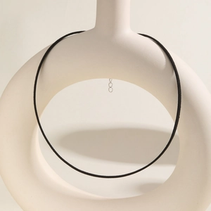 Collana girocollo minimalista in cordino nero con chiusura regolabile in acciaio inox