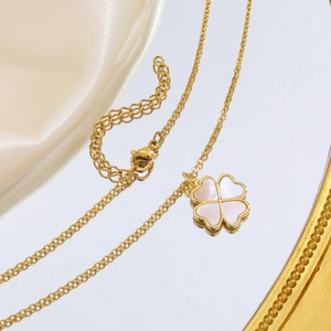 Collier en cuivre doré avec pendentif trèfle en nacre et zircons étincelants
