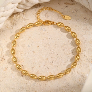 Detail der goldenen Rugby-Perlen-Fußkette mit K18-Anhänger und Karabinerverschluss